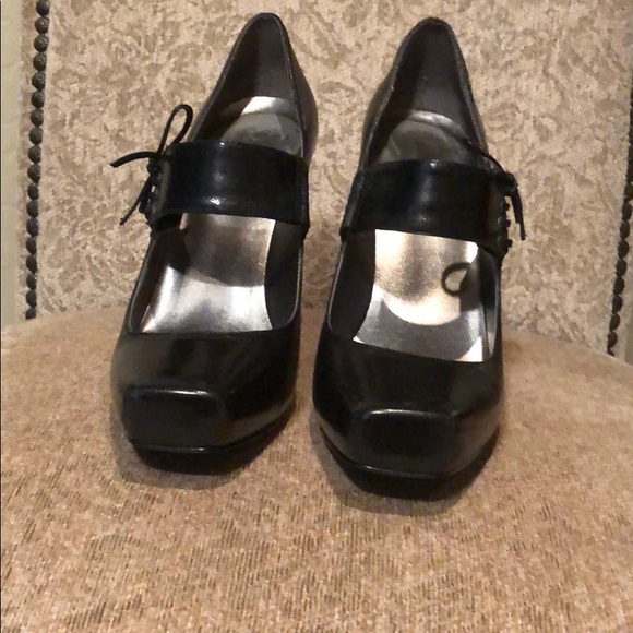 Shoes - Picture 2 of 4